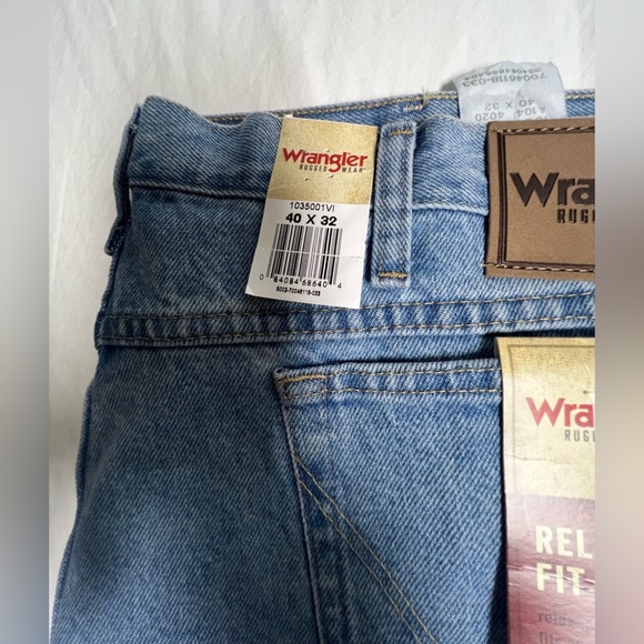 WRANGLER RUGGED WEAR RELAXED FIT MEDIUM BLUE JEANS. SIZE 40 x32. NWT - Picture 2 of 6